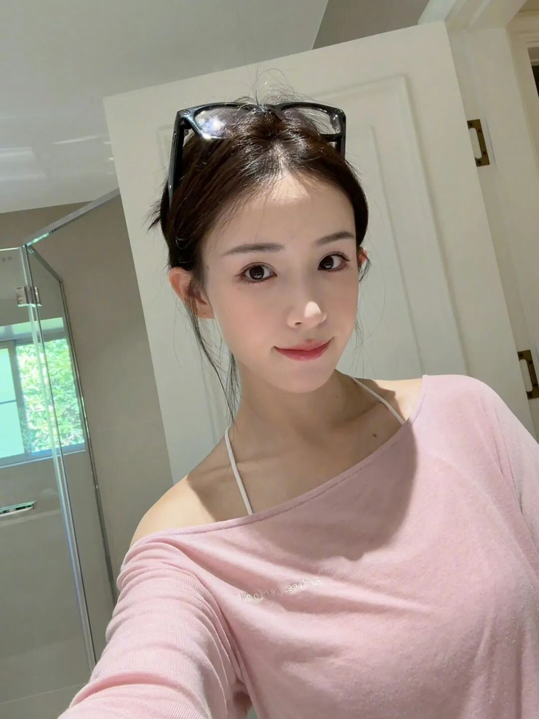 斗鱼歌姬周二珂曝自己要去韩国整容，网友问其项目，其回应：反正不是不协调的大项目！