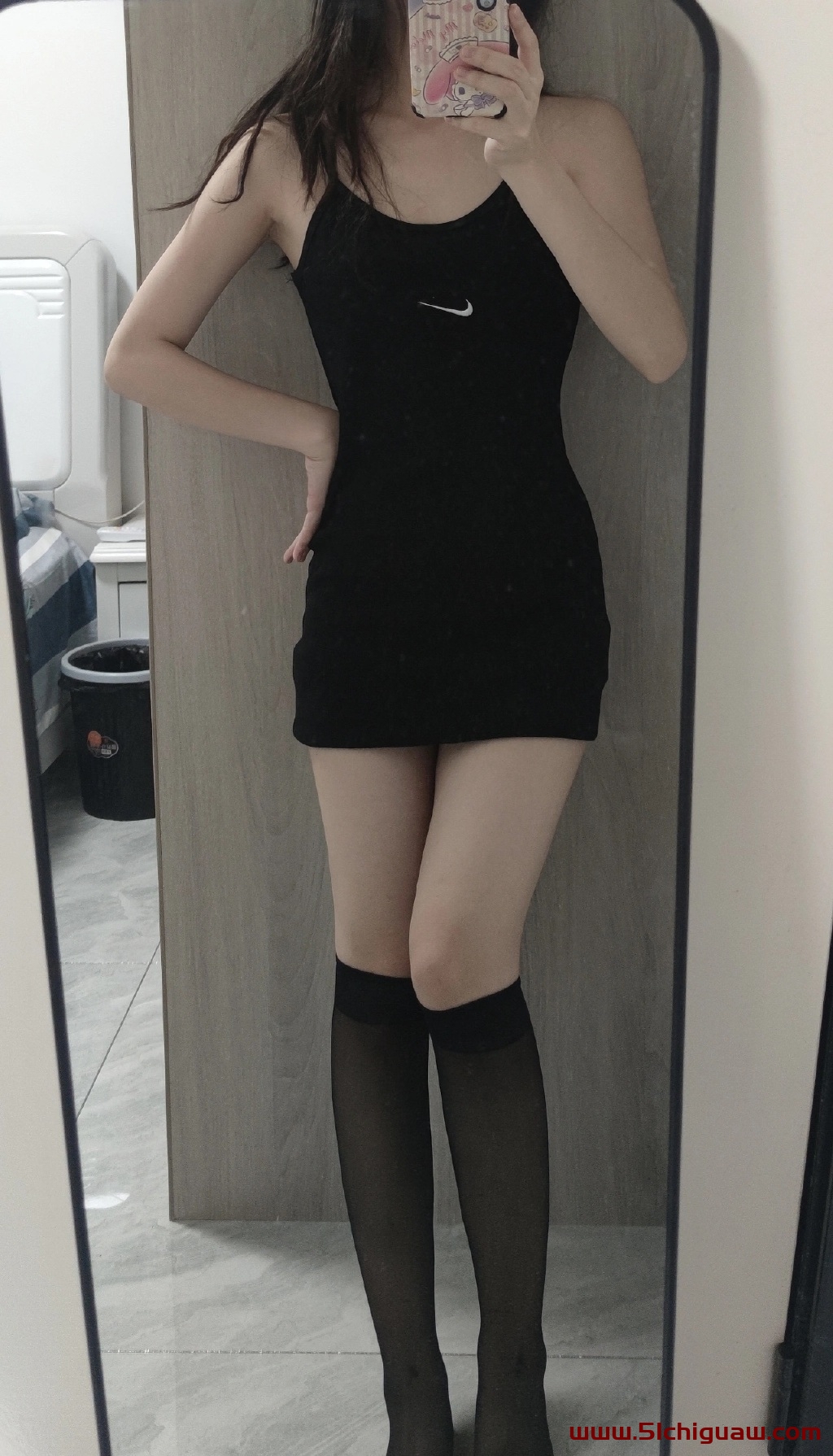 吃瓜网必看热门瓜今日吃瓜：新西兰苹果厂工作待遇引热议：四川女孩三米日薪千元，打工人羡慕不已